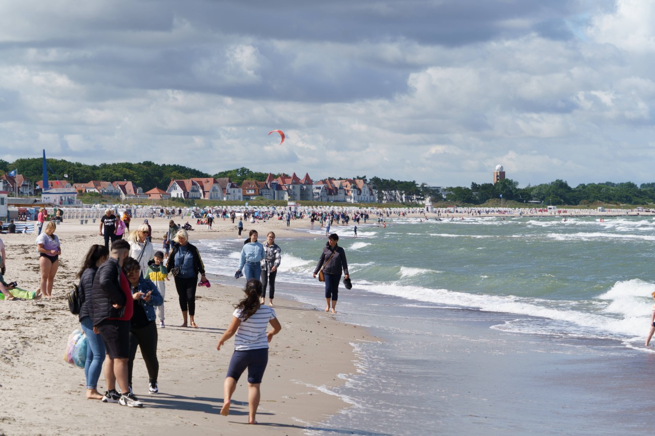 Urlaub an der Ostsee: Die Ferienwohnung war ein Flop, doch tagsüber will die Familie schöne Stunden am Strand verbringen. 