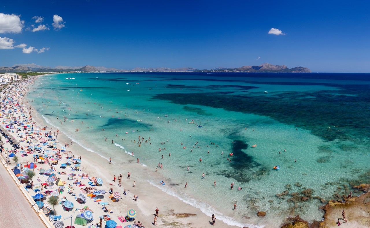 Urlaub auf Mallorca: Die Polizei hat drei Reisende kurz vor dem Abflug festgenommen. 