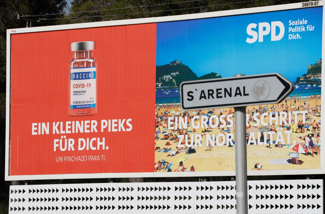 Zwei Monate vor der Bundestagswahl wirbt die SPD mit einer Plakatkampagne auf der bei Deutschen beliebten Urlaubsinsel Mallorca für Corona-Impfungen.