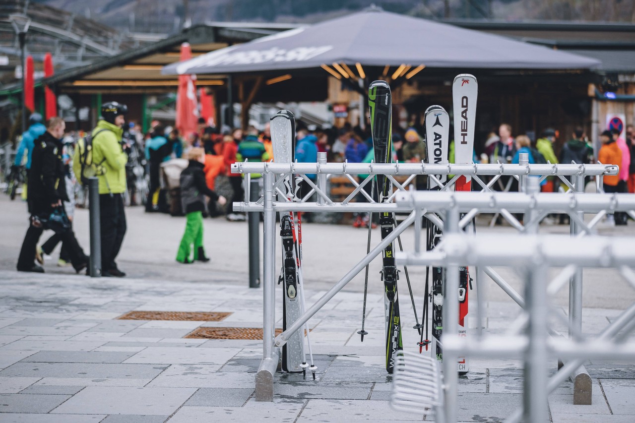 Bilder vergangener Tage: Eine volle Aprés-Ski-Bar. In diesen Tagen zieht es Urlauber in Österreich in eine ganz andere Ecke. (Archivbild)