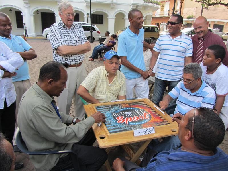 Gemütliches Leben: In der Altstadt von Santo Domingo spielen einige Männer Domino.