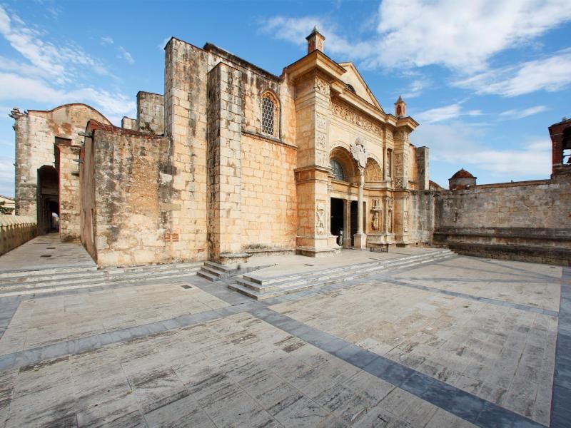 Weil sich viele der Arbeiter damals lieber auf Goldsuche machten, blieb die 1540 eingeweihte Kathedrale von Santo Domingo ohne Türme – bis heute.