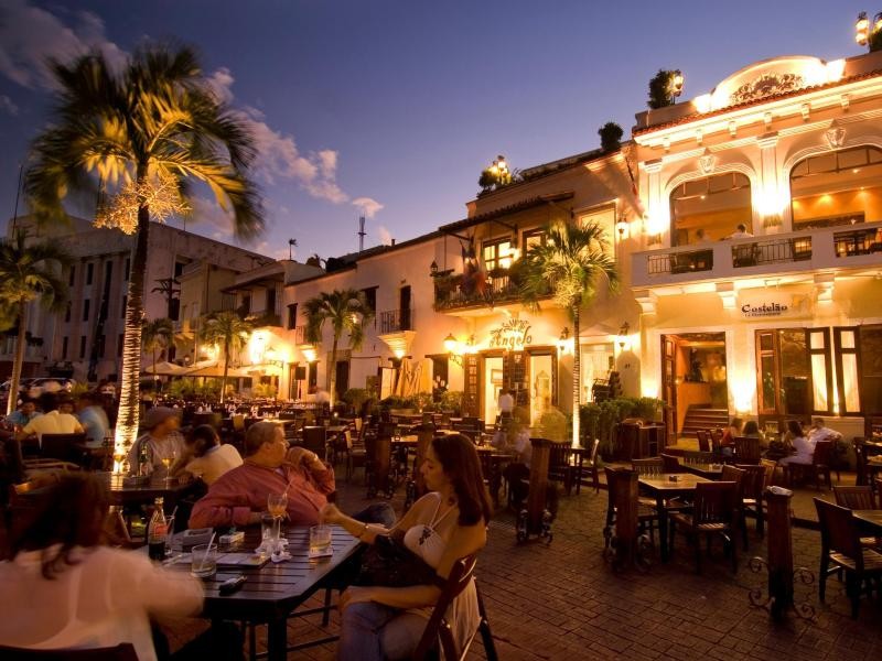 In den Freiluftrestaurants von Santo Domingo geht es am Abend lebhaft zu.