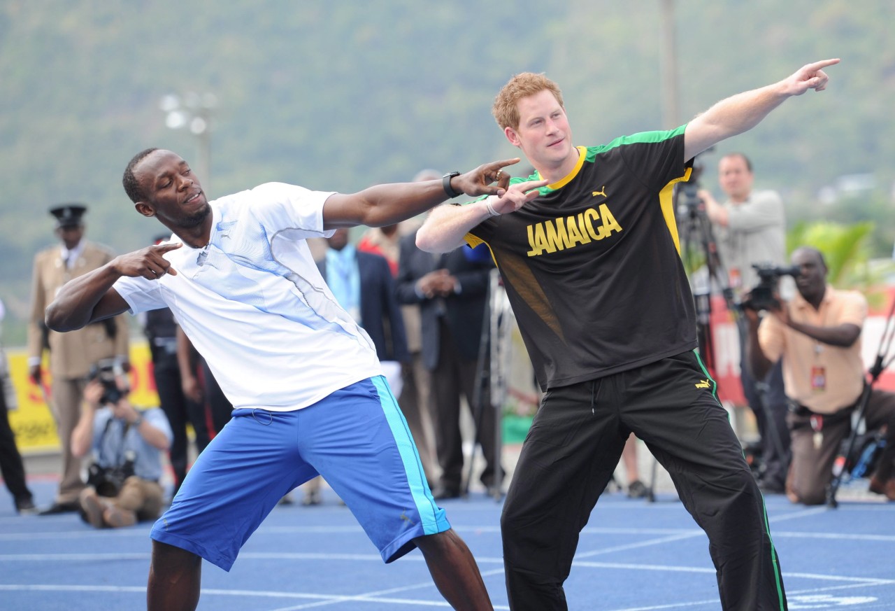 Prinz Harry und Usain Bolt posieren gemeinsam am 6. März 2012 in Kingston (Jamaika) vor den Kameras.