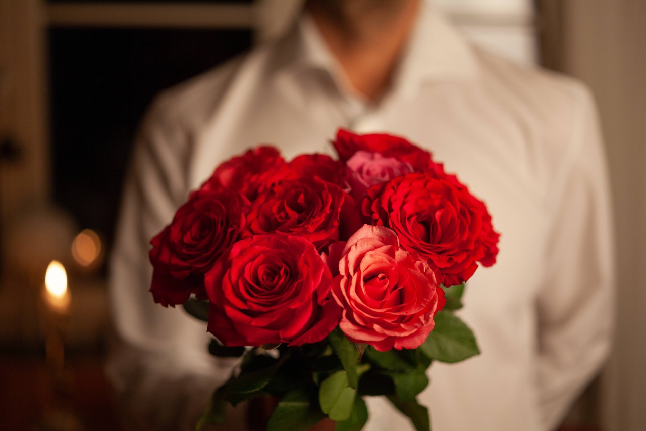 Valentinstag in NRW: Ob Liebestradition oder Kitsch – über einen Strauß Rosen am Valentinstag freuen sich Verliebte zweiffelos. (Symbolbild)
