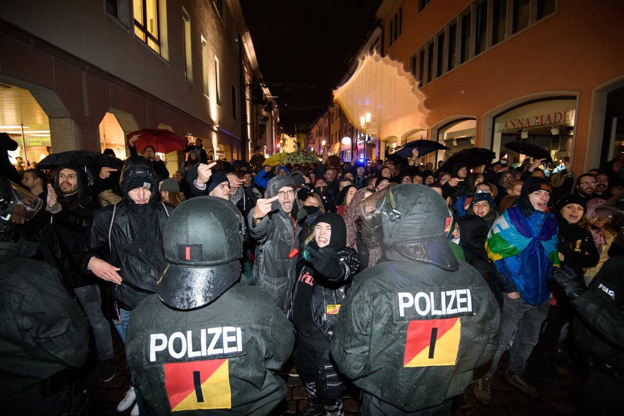 Die mutmaßliche Vergewaltigung einer 18-Jährigen sorgt für aufgeheizte Stimmung in Freiburg.