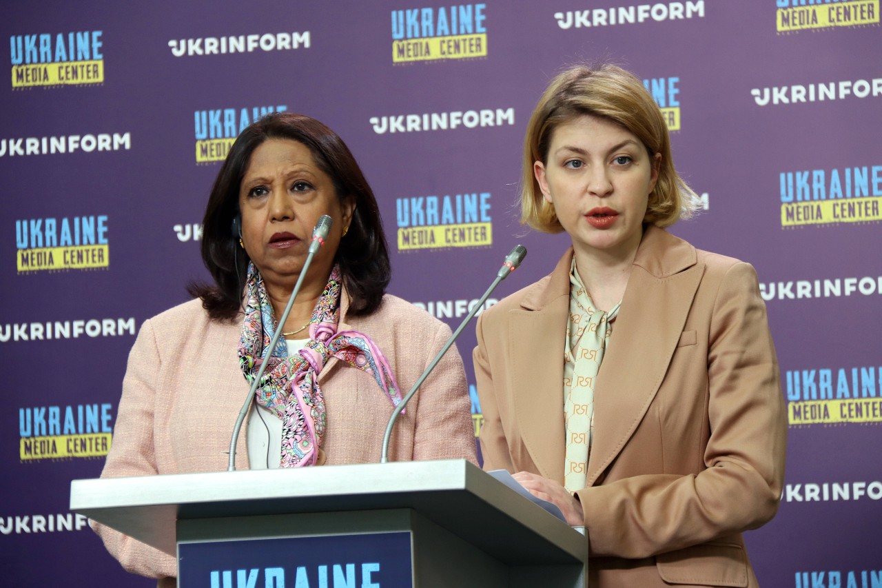 Pramila Patten, seit 2017 UN-Sonderbeauftragte für sexuelle Gewalt bei Konflikten und Olha Stefanischyna, Vize-Ministerpräsidentin für die europäische und euro-atlantische Integration der Ukraine, sprechen in Kiew über sexuelle Gewalt durch die russischen Invasoren.