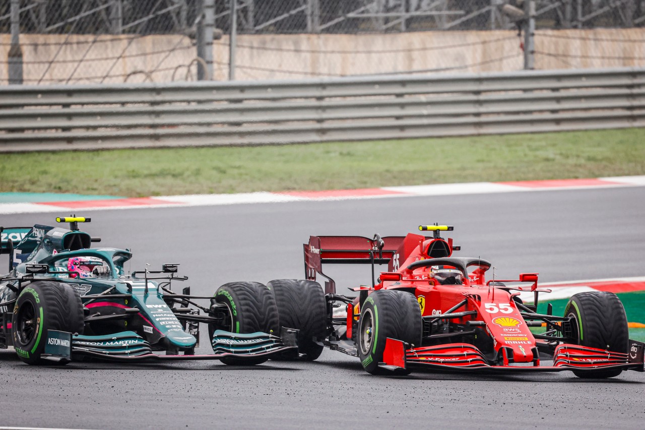 In der Formel 1 hängt Aston Martin deutlich hinter Ferrari fest.