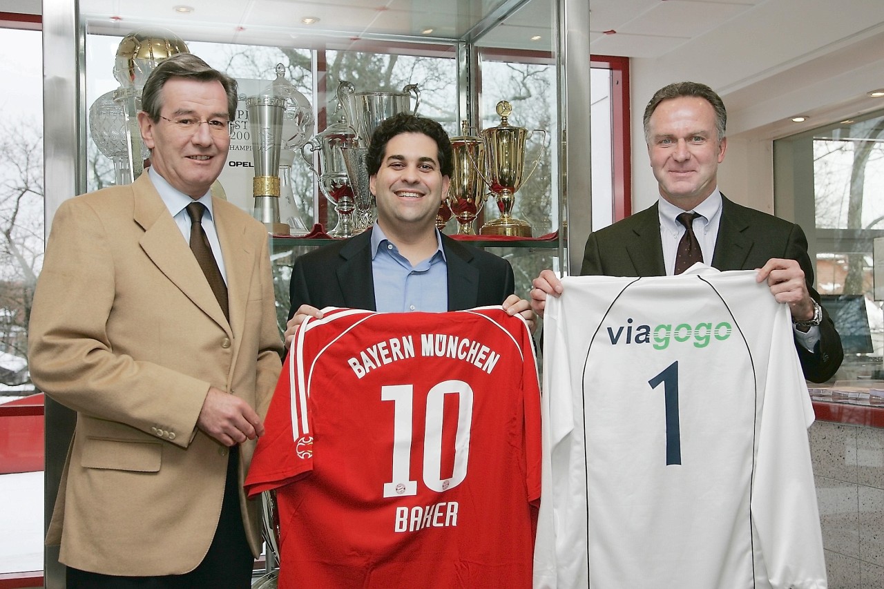 Dieses Bild dürfte dem FC Bayern heute peinlich sein. Viagogo verbreitete es damals stolz. Unternehmenschef Eric Baker mit Bayern-Trikot im Kreis von Karl-Heinz Rummenigge und Karl Hopfner. 