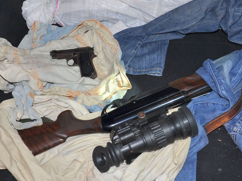 Die Polizei holte aus den Verpackungen auch Pistolen und Langwaffen, fand Nachtsichtgerät. 
