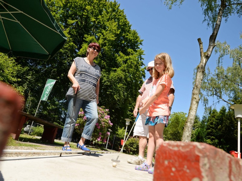 Ein bisschen Bewegung trotz Hitze: Familienausflug zum Minigolf in Bottrop-Kirchhellen.