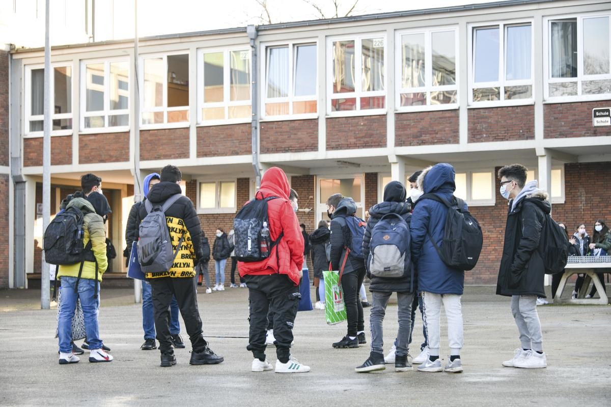 An vielen Schulen in NRW – wie hier in Bottrop – kehren die Kinder zum Wechselunterricht in ihre Klassen zurück. 