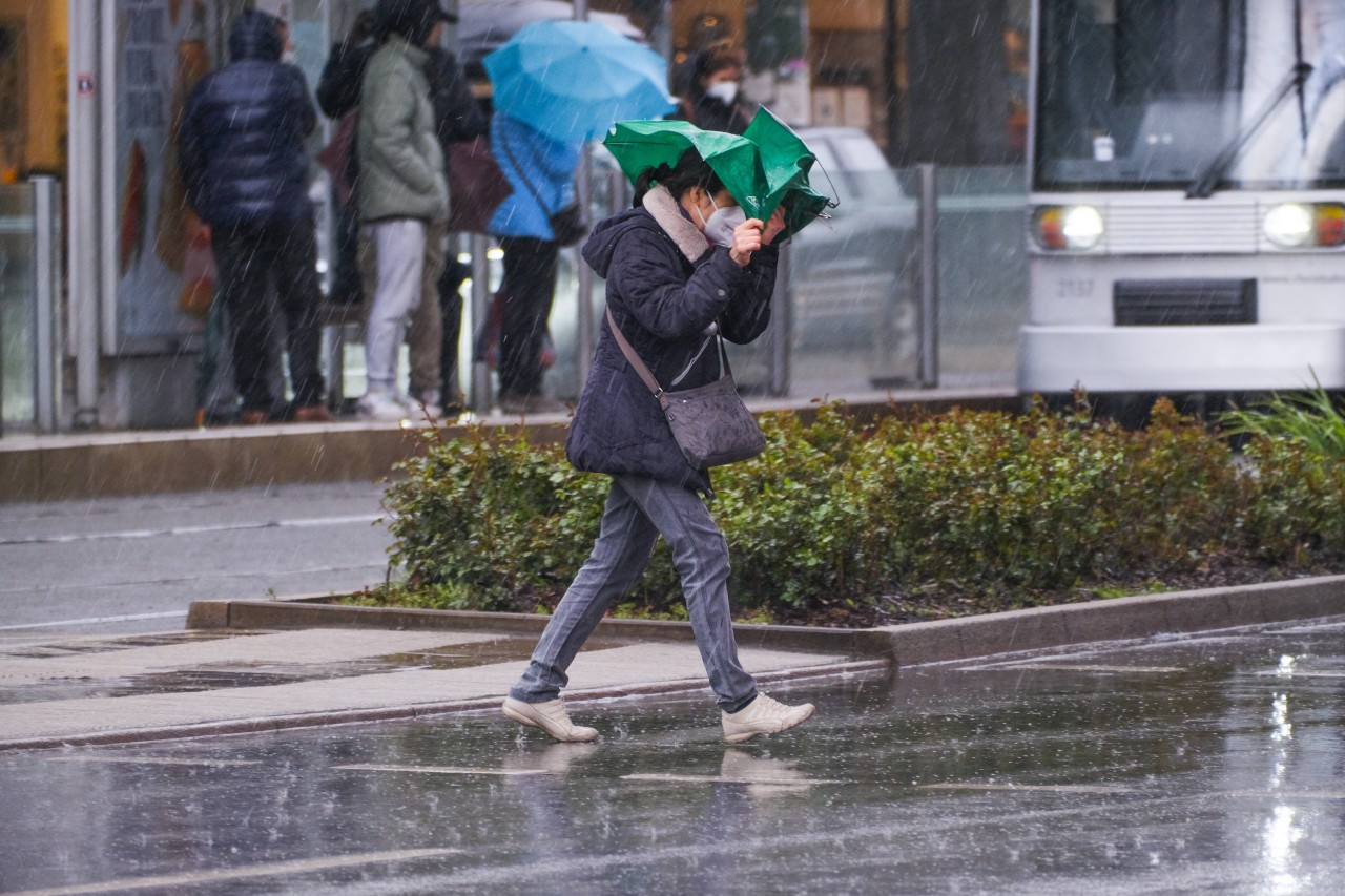 Wetter in NRW: Der Regenschirm ist dieser Tage ein wichtiger Begleiter.