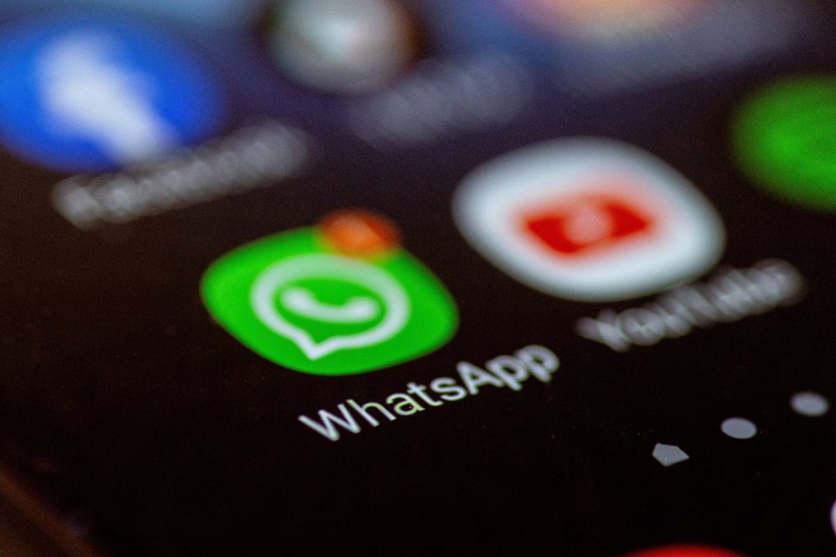 Whatsapp und weitere Apps auf dem Bildschirm eines Smartphones.