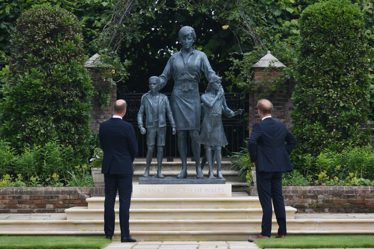Prinz William und Prinz Harry ehrten ihre Mutter Diana mit einer Statue im „Sunken Garden“.
