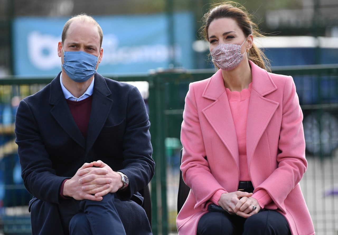 Während Kate Middleton stolz ihren Ehering präsentiert, verzichtet Prinz William auf das Schmuckstück.