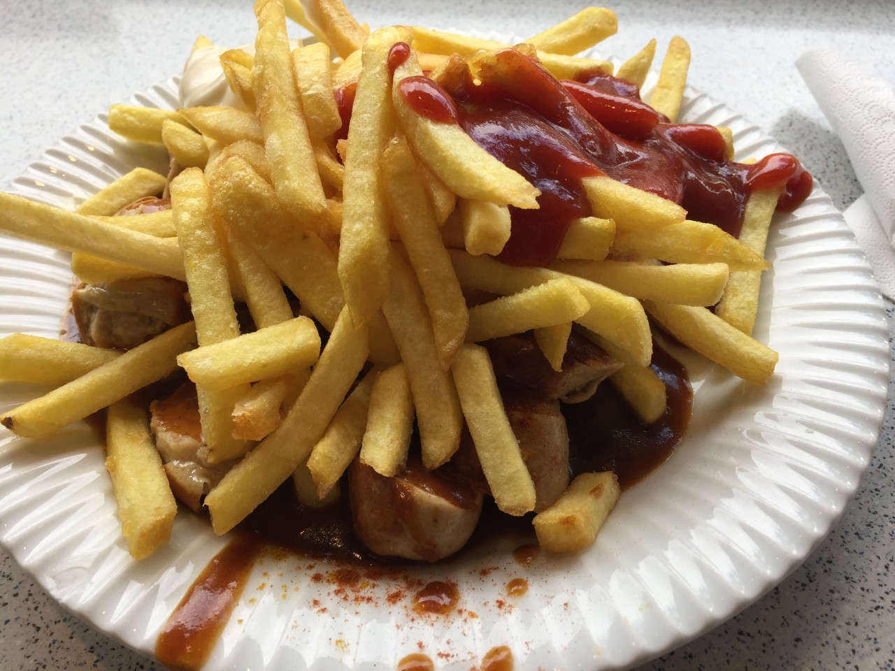 Ordentlich Pommes - und darunter versteckt sich die Currywurst.