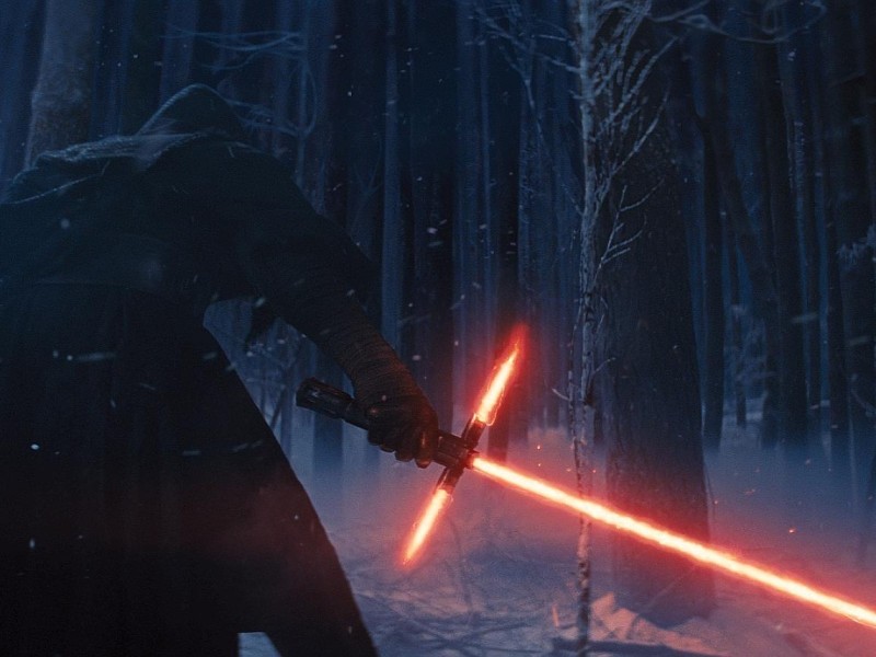 In einem Wald kommt es zu einer Kampfszene zwischen Kylo Ren (Adam Driver) und  Finn (John Boyega). Finn (hier nicht zu sehen) zückt dabei auch ein Lichtschwert. 