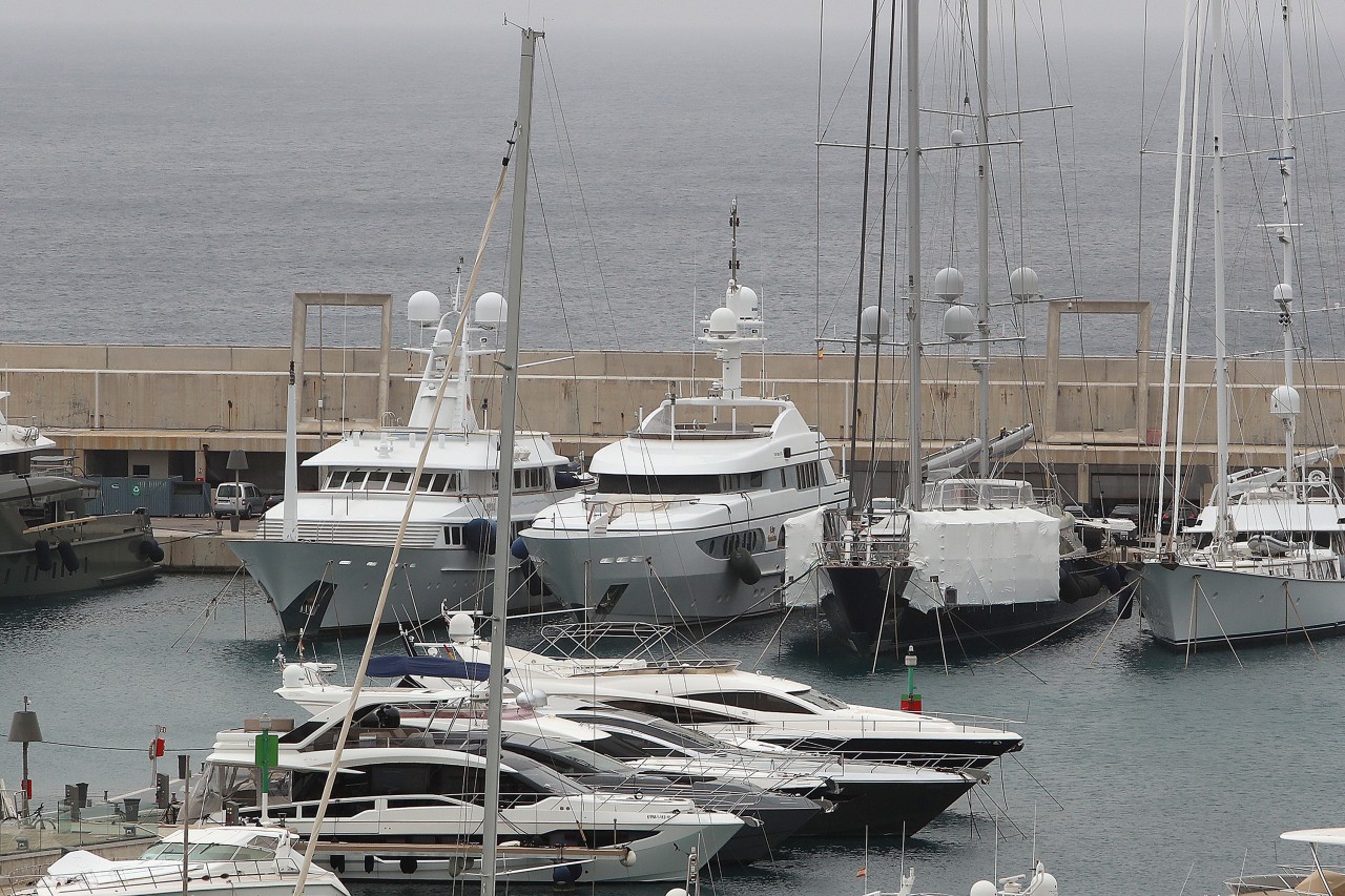 Die Luxusjacht «Lady Anastasia» (oben 2.v.l.) liegt im Hafen Porto Adriano bei Santa Ponsa im Südwesten der Mittelmeerinsel Mallorca. 