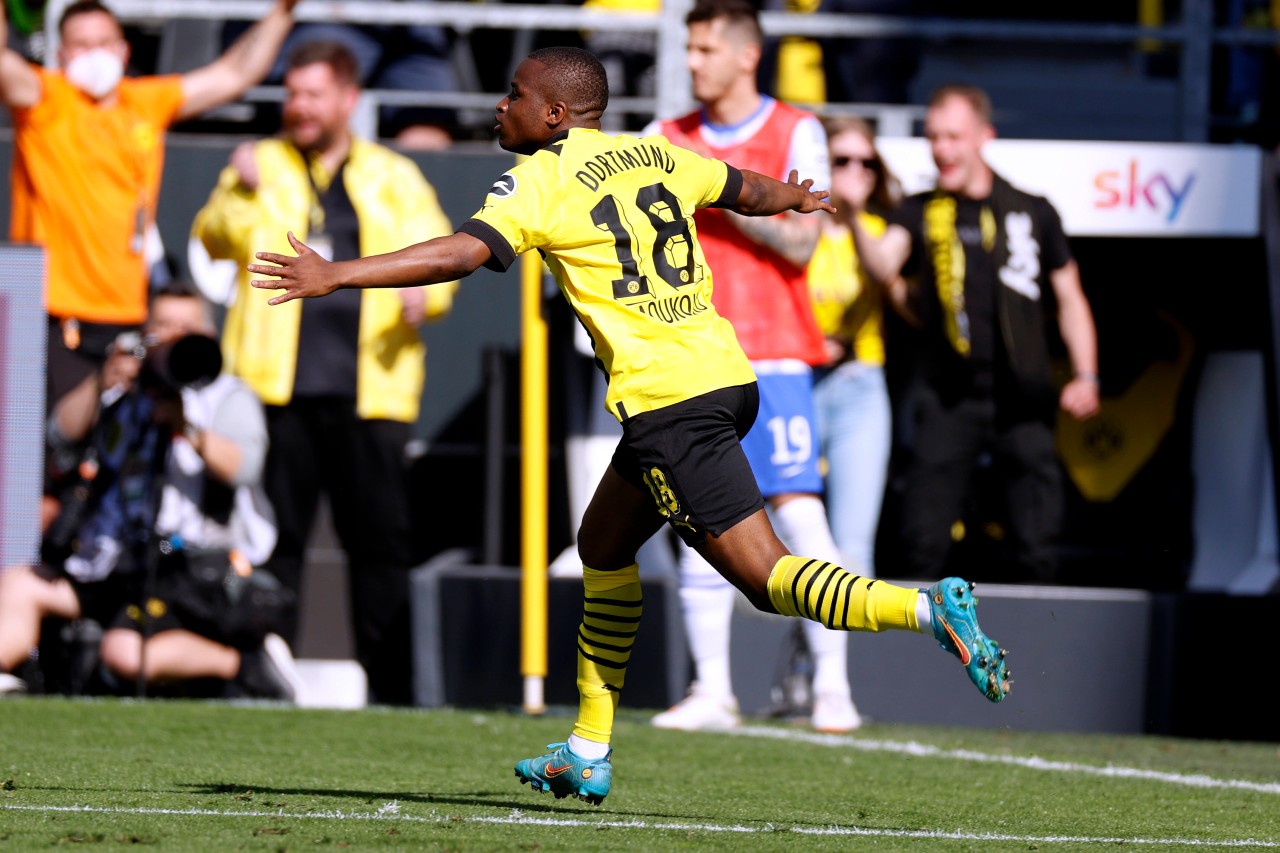 Bei Borussia Dortmund wird Youssoufa Moukoko für eine bescheidene Saison entschädigt. Erst macht er den Siegtreffer gegen Hertha, dann wird er für die Nationalelf nominiert.
