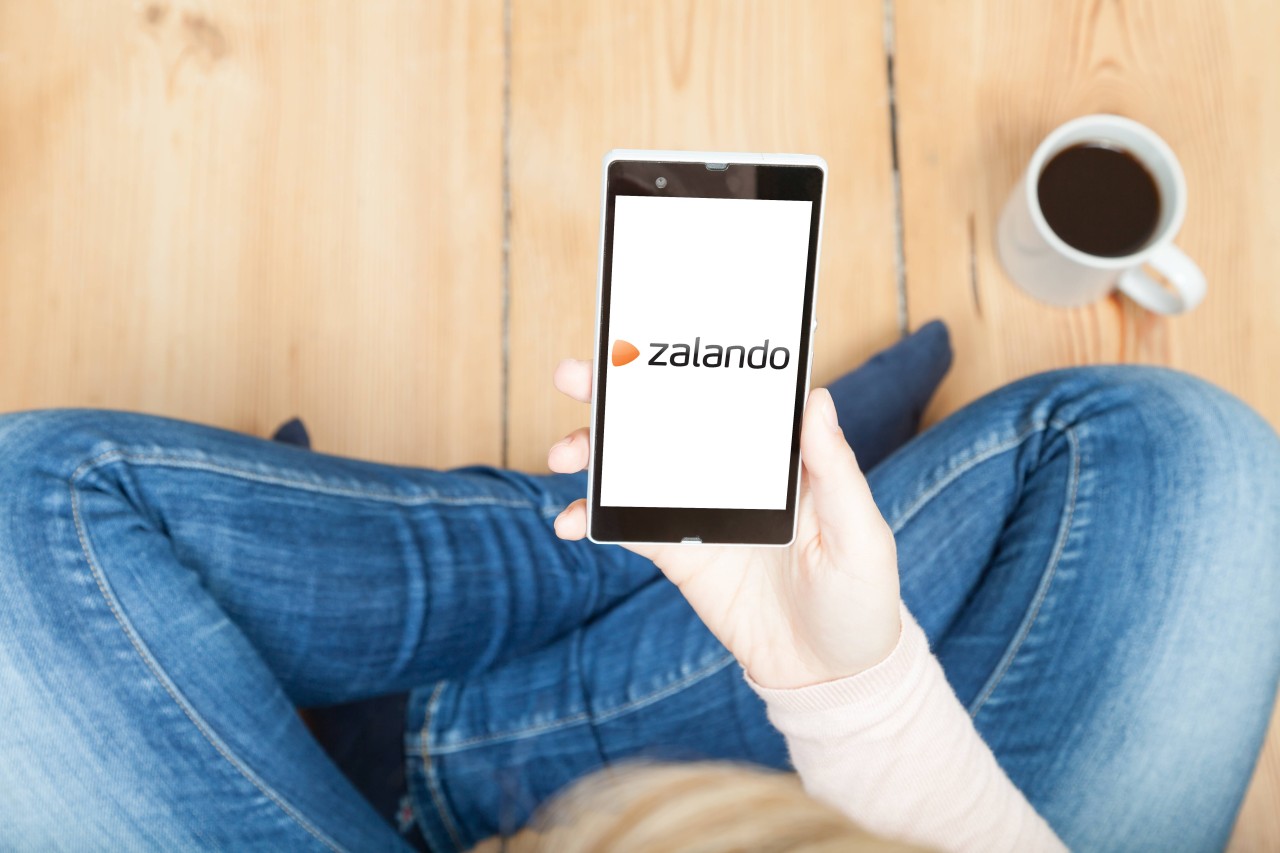 Zalando: Der Online-Shop kann nicht ausschließen, dass bestellte Produkte in verhältnismäßig viel zu großen Paketen eingepackt werden. (Symbolbild)