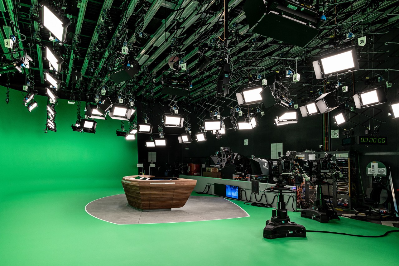 Das neue ZDF-Nachrichtenstudio: Neuer Moderationstisch und technisch runderneuert.