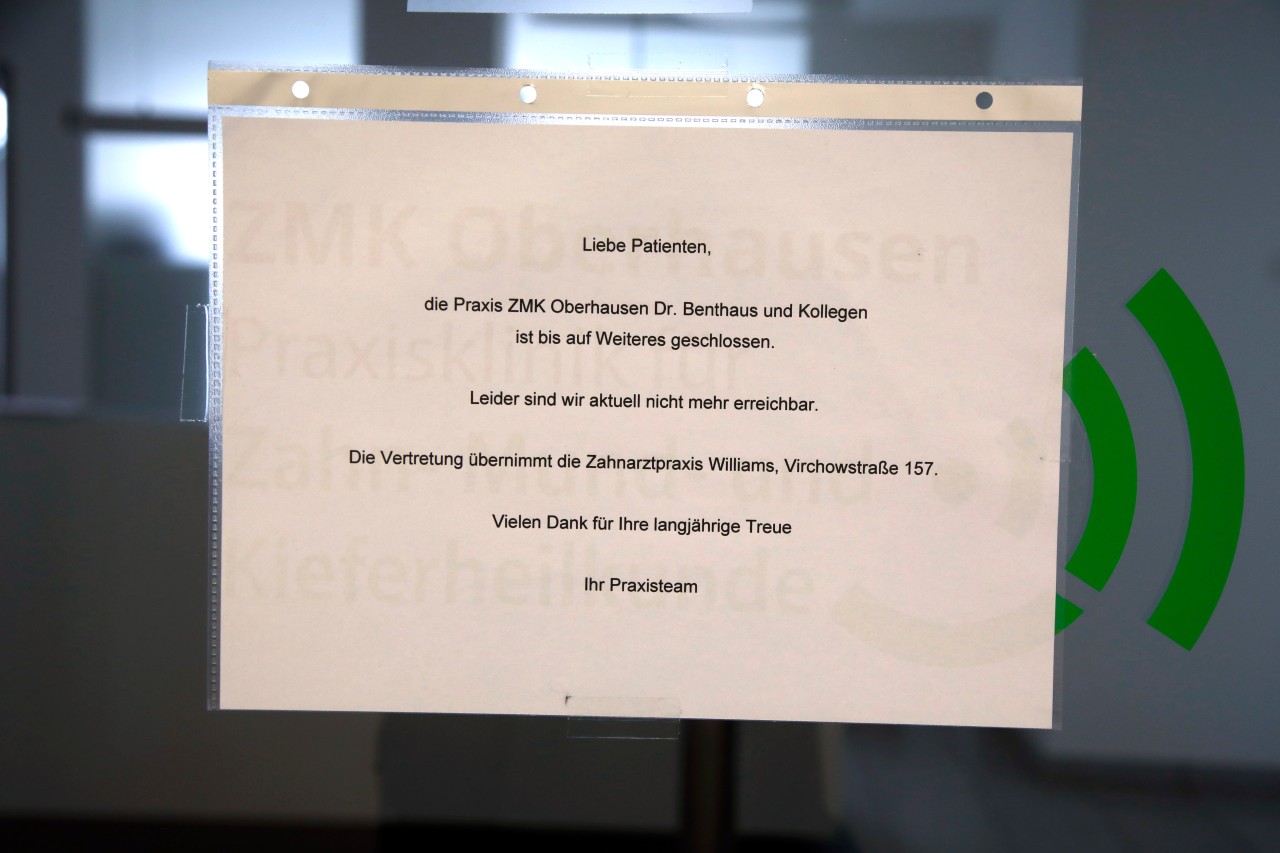 Oberhausen: Ein Zettel am Eingang verweist auf die plötzliche Schließung der Praxis. 