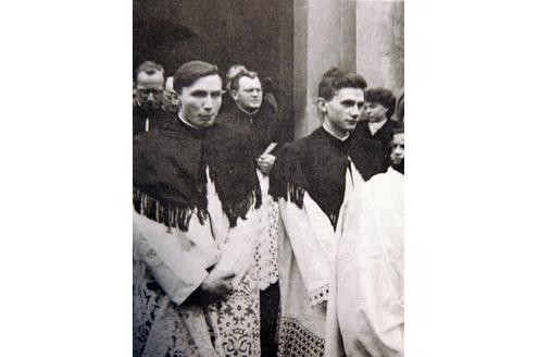 Er ist Sohn eines Gendarmeriemeisters und einer Köchin. Seine Geschwister heißen Maria und Georg Ratzinger. 1951 werden die Brüder Georg (l.) und Joseph Ratzinger (r.) zu Priestern geweiht. Von 1946 bis 1951 studiert Ratzinger katholische Theologie und Philosophie in Freising.