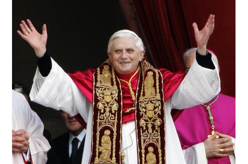 Kardinal Ratzinger zeigt sich am 19. April 2005 als 265. Papst, Benedikt XVI., der römisch-katholischen Kirche auf dem Balkon.