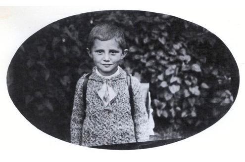 Er wurde als Joseph Alois Ratzinger am 16. April 1927 im bayerischen Marktl am Inn geboren. Das Foto zeigt ihn als Grundschüler.