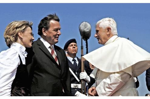 Die Prominenz lässt nicht lange auf sich warten. Gerhard Schröder und seine Frau begrüßen Papst Benedikt XVI.