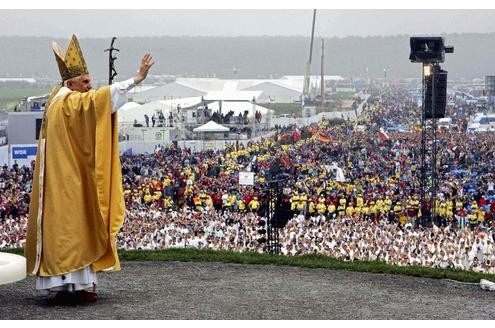 Die Massen lieben ihn. Papst Benedikt winkt auf dem Marienfeld in Kerpen den Pilgern des Weltjugendtages zu. Er zelebrierte die feierliche Papstmesse zum Abschluss des Weltjugendtags.