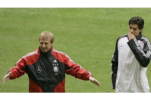 Bundestrainer Jürgen Klinsmann hatte Ballack zum Kapitän gemacht.