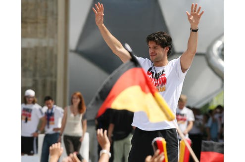 Auf der Fanmeile in Berlin wurde Ballack am Tag nach dem Spiel um Platz drei trotzdem begeistert gefeiert.