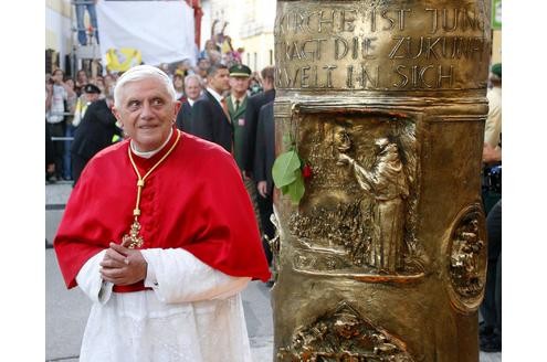 Der Papst ist viel unterwegs: 2006 steht er in seiner Heimatstadt vor einer neu aufgestellten Benedikt-Säule. Nach dem Besuch in Marktl am Inn reist Papst Benedikt XVI. am Abend nach Regensburg weiter.