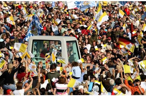 Die Menschen jubeln dem Papst beim letzten großen Gottesdienst seines Besuchs in Bayern trotz aller Kritik begeistert zu.