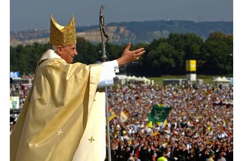 Papst Benedikt XVI. grüßt auf dem Islinger Feld bei Regensburg vor Beginn eines Gottesdienstes die Pilger. Gleichzeitig wird er aber wegen seiner islam-kritischen Äußerungen bei einer Vorlesung in Regensburg vor allem aus muslimischen Kreisen angegriffen.