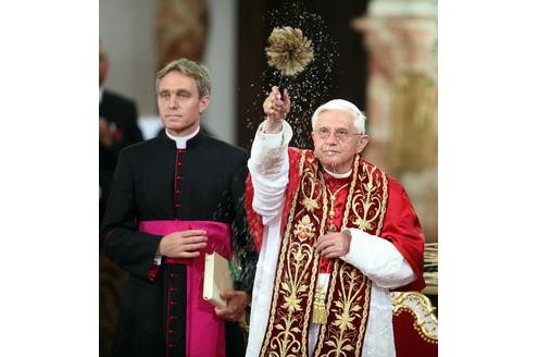 Papst Benedikt XVI. weiht die Orgel in der Basilika der Alten Kapelle in Regensburg. Das 730.000 Euro teure Instrument ist eine Schenkung des Liechtensteiner Treuhänders Herbert Batliner an den Heiligen Vater.