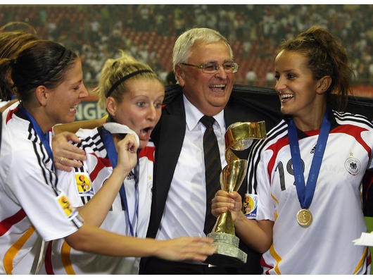 Linda Bresonik (l), Anja Mittag und Fatmire Bajramaj (r) feiern den Gewinn der Weltmeisterschaft 2007 mit Theo Zwanziger.