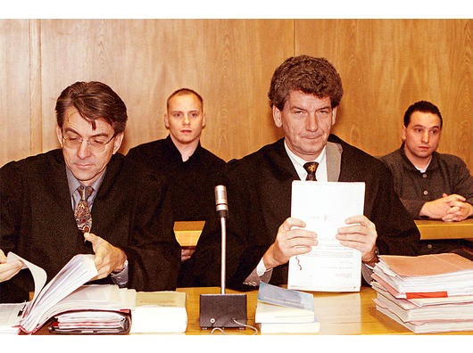 Nivel Prozess RA Eduard Haberkern und Axel Nagler mit Tobias Arno Reifschläger und Frank Renger (rechts) Foto: Oliver Müller 28.10.99