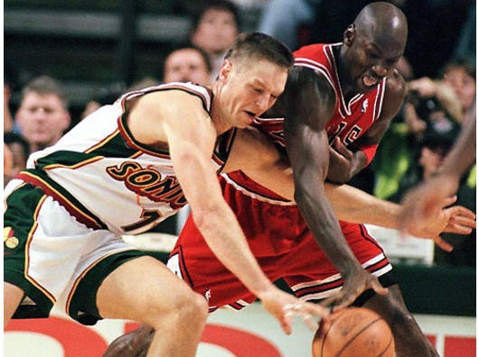 Detlef Schrempf gegen Michael Jordan. Foto: AFP
