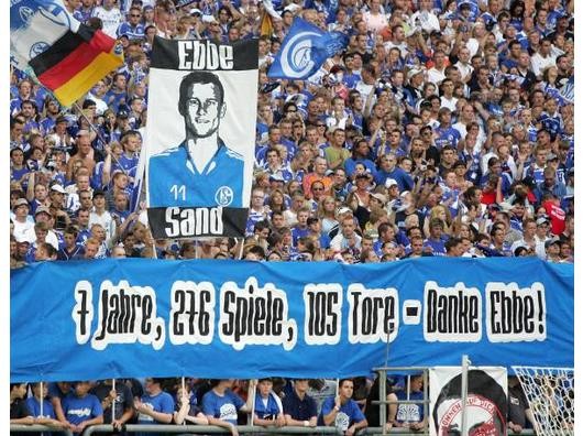 7 Jahre, 276 Spiele, 105 Tore - Danke Ebbe!: Schalker Fans bedanken sich bei ihrem Stürmer Ebbe Sand für eine erfolgreiche Zeit. Foto: imago
