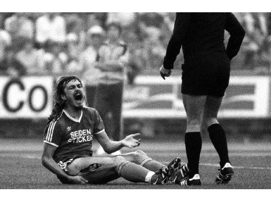 Ein Bild, das sich tief im Gedächtnis eines jeden Fußball-Fans eingebrannt hat: der schwer verletzte Ewald Lienen nach dem Foul von Norbert Siegmann.