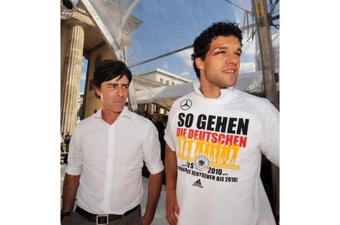 Am Tag nach dem Finale ließen sich Ballack und Bundestrainer Joachim Löw auf der Fanmeile in Berlin sehen.