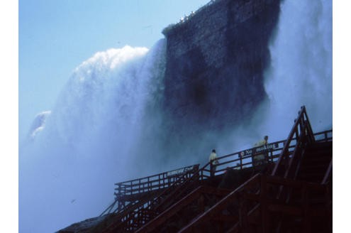 Die Niagara-Fälle sind circa einen Kilometer hoch. Schnell erklärt sich, warum die Indianer dem Naturschauspiel den Namen Donnerndes Wasser gaben. 