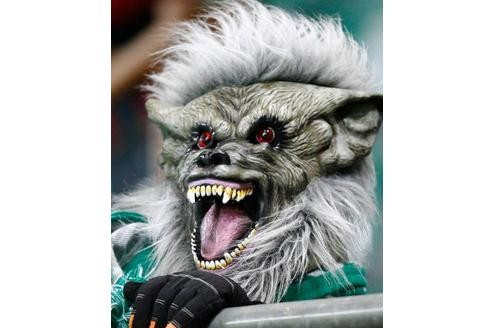 Wolfsburger Fan mit Wolfsmaske.