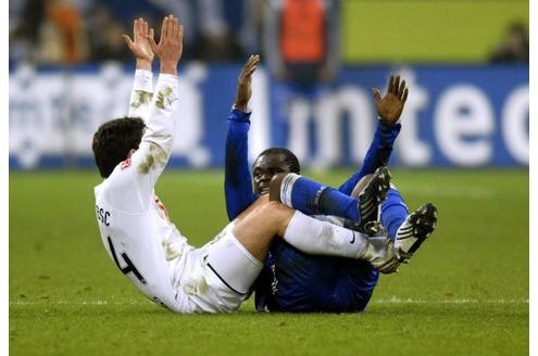 Gerald Asamoah (Schalke, re.) und Gojko Kacar (Hertha) reklamieren jeweils ein Foul.