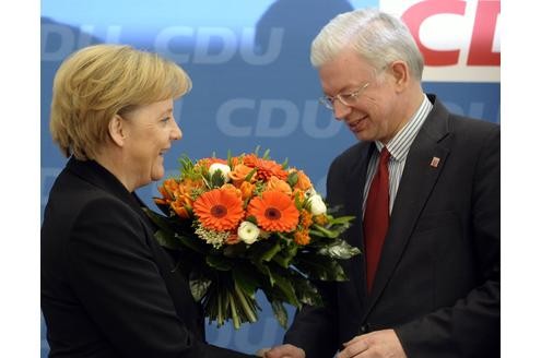 Bundeskanzlerin Angela Merkel (CDU) gratulierte damals Koch zu seinem Wahlsieg in Hessen. Das Verhältnis der beiden war stets gespalten. Einerseits galt Koch als Merkels bester Mann in der CDU, gleichzeitig zählte er zu ihren größten Konkurrenten.