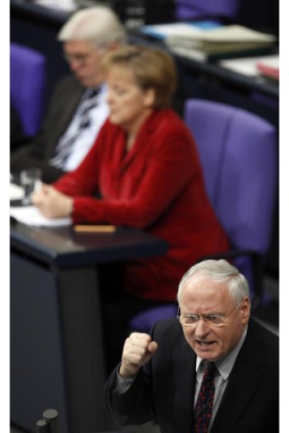 Im Bundestag zeigt sie ihm die kalte Schulter: Oskar Lafontaine vorne am Rednerpult, Angela Merkel scheinbar desinteressiert im Hintergrund. Foto: ap