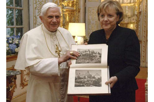 Angela Merkel, die Papst Benedikt XVI. in der Debatte über den Umgang mit dem Holocaust ungewöhnlich scharf kritisiert und ihn zu einer Klarstellung aufgefordert, trifft ebenfalls auf ihn.